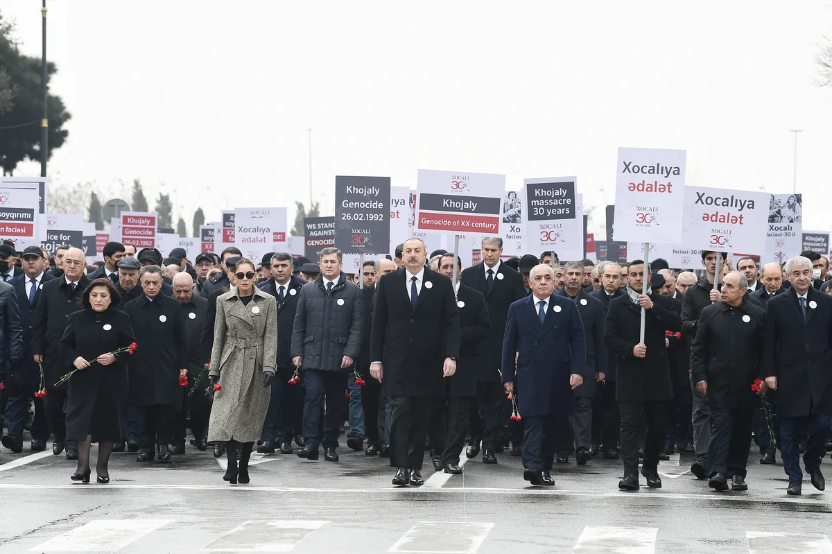 Xocalı soyqırımının 30-cu ildönümü ilə əlaqədar Bakıda ümumxalq yürüşü keçirilib,  İlham Əliyev və Mehriban Əliyeva yürüşdə iştirak edib