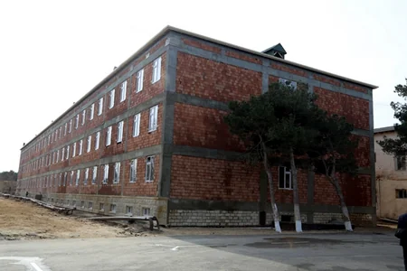 ​Zakir Həsənov hərbi şəhərciklərdə gedən tikinti işlərini yoxlayıb