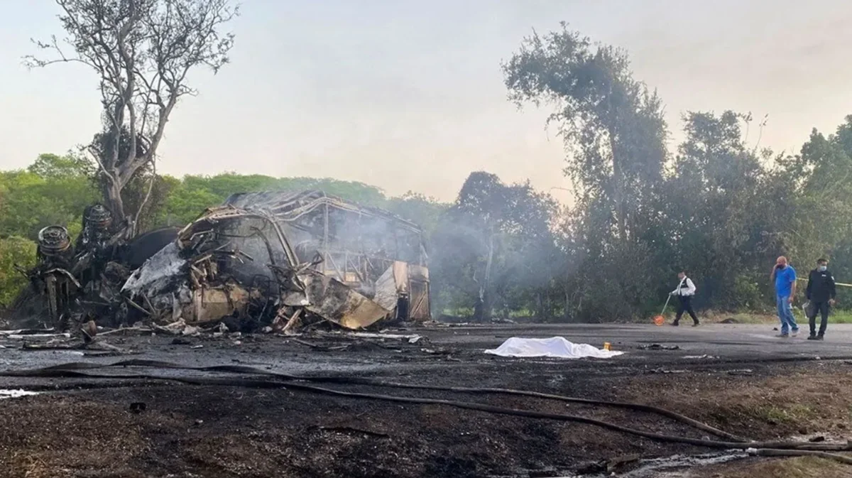 В Мексике автобус сгорел после ДТП, погибли 20 человек