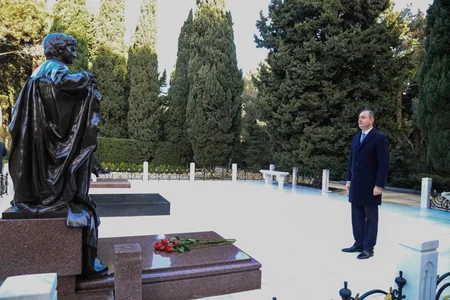 Dövlət Xidmətinin əməkdaşları Ümummilli Liderin məzarını ziyarət edib