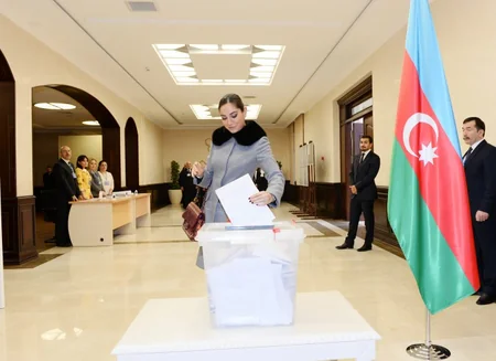 ​Azərbaycan Prezidenti İlham Əliyev 6 saylı seçki məntəqəsində səs verib