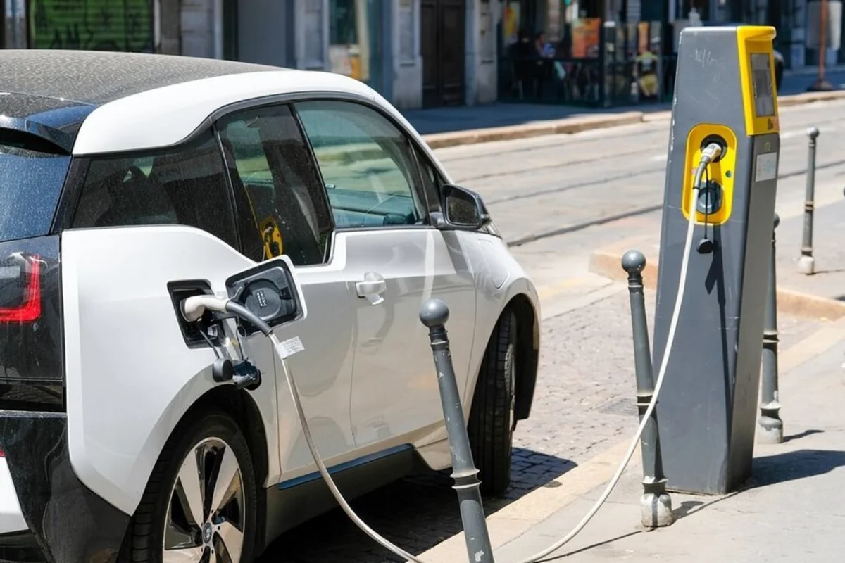 Elektromobil sahibləri ətraf mühitə DYM avtomobili sürücülərindən daha çox ziyan vururlar