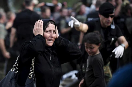 ​Minlərlə miqrant Yunanıstan-Makedoniya sərhədini yararaq qarşı tərəfə keçib