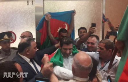 Fuad Abbasovu gətirən təyyarə Bakıya enib