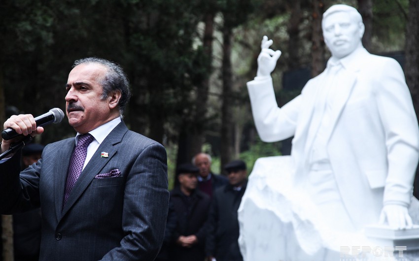 Xalq şairi Zəlimxan Yaqubun məzarüstü abidəsinin açılışı olub - FOTO