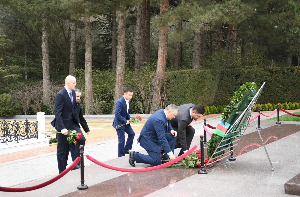Rusiya Dövlət Dumasının nümayəndə heyəti Şəhidlər xiyabanını ziyarət edib