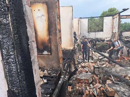 İsmayıllıda 3 ailənin yaşadığı ev yanaraq külə dönüb, xəsarət alanlar var