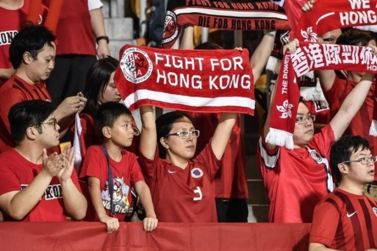 Honqkonqun futbol azarkeşləri Çinin himnini fitə basıblar