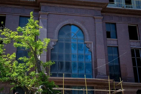 “Renessans Palace”dan mənzil alan şəxslər dərhal təmirə başlayır