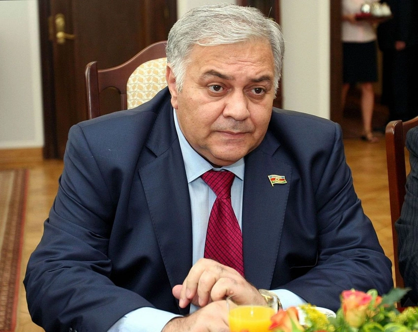 Oqtay Əsədov İrana gedəcək