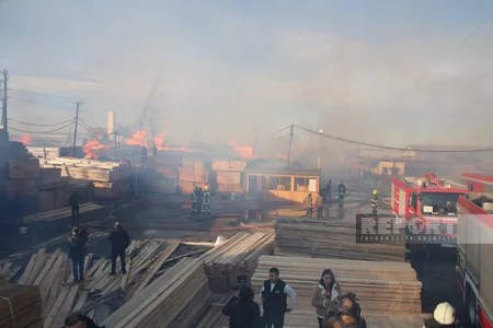 Bakıda inşaat materialları bazarındakı yanğının açıq alov mənbələri söndürülüb - YENİLƏNİB-7