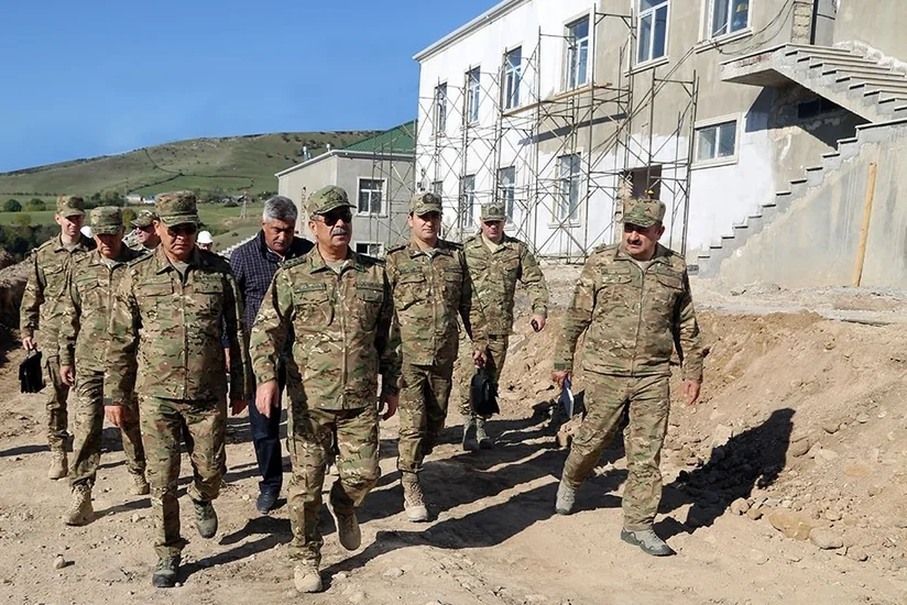 Министр обороны Азербайджана посетил воинские части в прифронтовой зоне