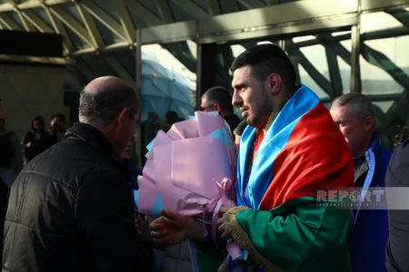 Dünya çempionatında gümüş medal qazanan Azərbaycan ağırlıqqaldıranı Vətənə qayıdıb