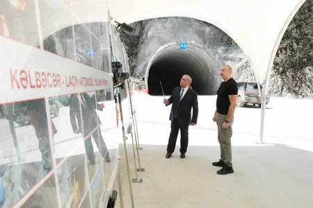 Prezident Toğanalı-Kəlbəcər-İstisu yolunda inşa edilmiş tunellər və Kəlbəcər-Laçın avtomobil yolunda görülən işlərlə tanış olub