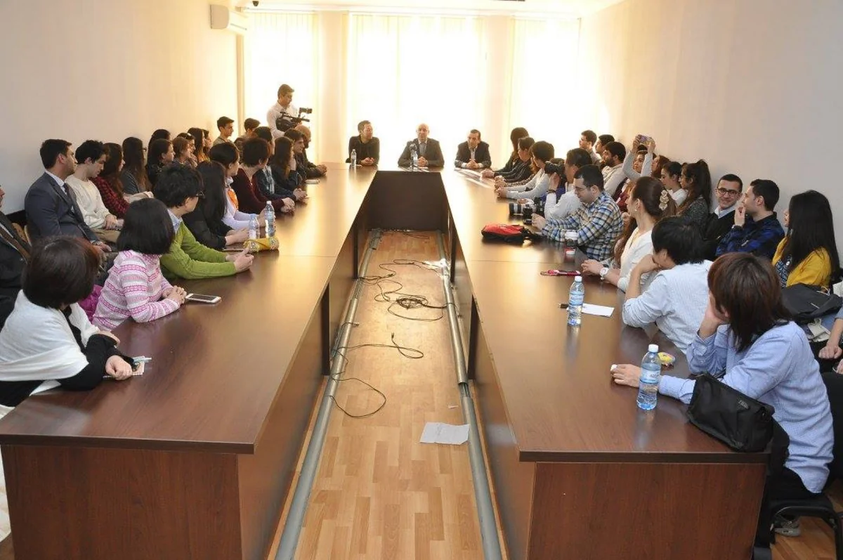 Yaponiyalı iş adamları azərbaycanlı tələbələrlə görüşüb
