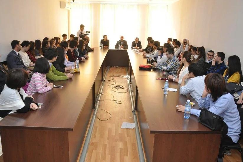 Yaponiyalı iş adamları azərbaycanlı tələbələrlə görüşüb