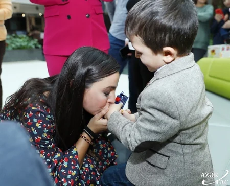 Leyla Əliyeva ixtioz, kəpənək və immundefisit xəstəliyindən əziyyət çəkən uşaqlarla görüşüb