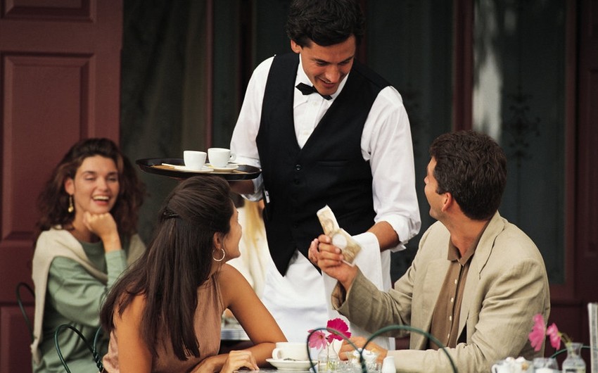 Azərbaycanda ofisiantlara bəxşişlərin nağdsız ödənilməsi layihəsi niyə özünü doğrultmur?