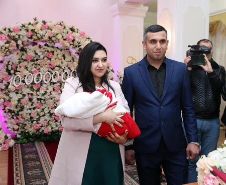 Azərbaycanın 10 milyonuncu sakininin doğum haqqında şəhadətnaməsi onun valideynlərinə təqdim olunub