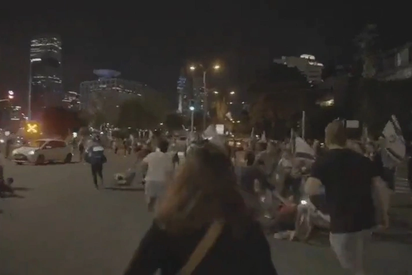 Car rams protesters, wounding 5, as large crowds demand hostage deal in Tel Aviv