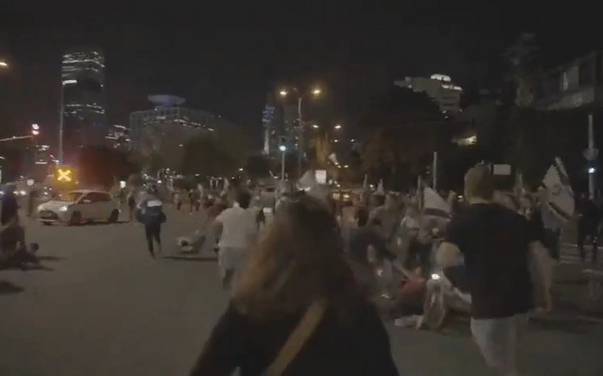 Car rams protesters, wounding 5, as large crowds demand hostage deal in Tel Aviv