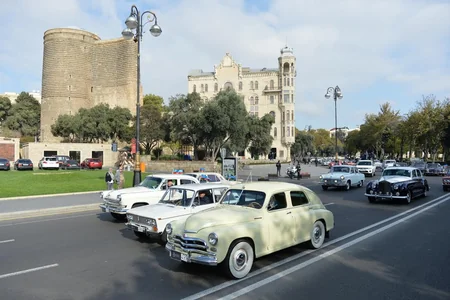 Bakıda Dövlət Bayrağı Günü münasibətilə klassik avtomobillərin paradı keçirilib - FOTOREPORTAJ