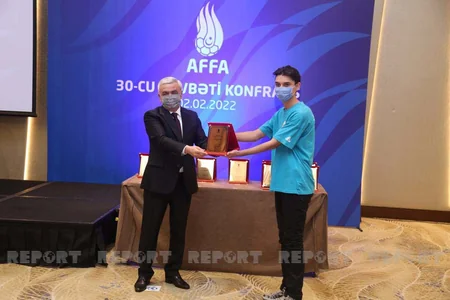 Rövnəq Abdullayev könüllüləri mükafatlandırıb