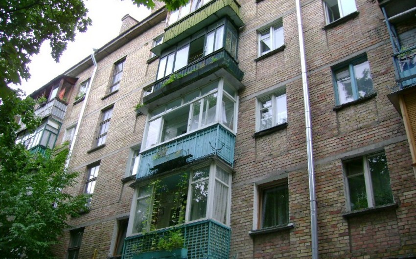 Bakıda uşaq 5-ci mərtəbənin eyvanından yerə yıxılıb