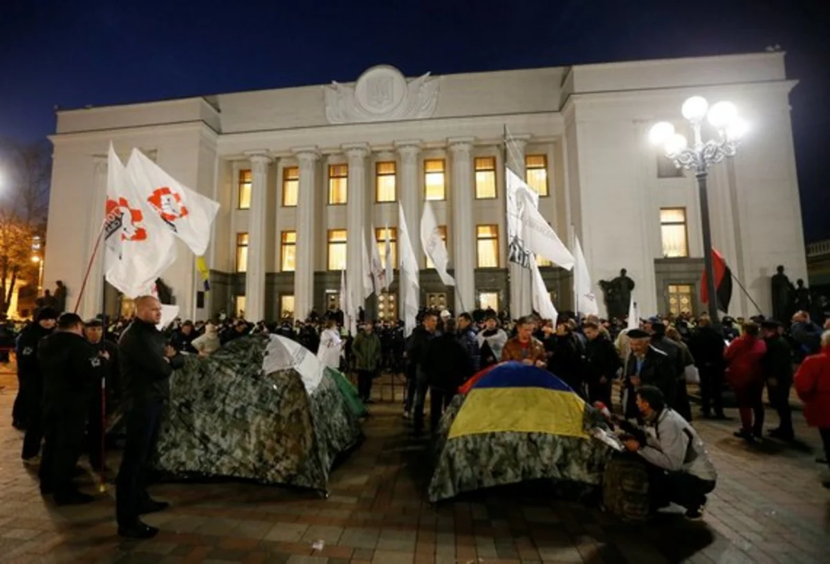 Митингующие разбили палатки у здания Верховной Рады в Киеве
