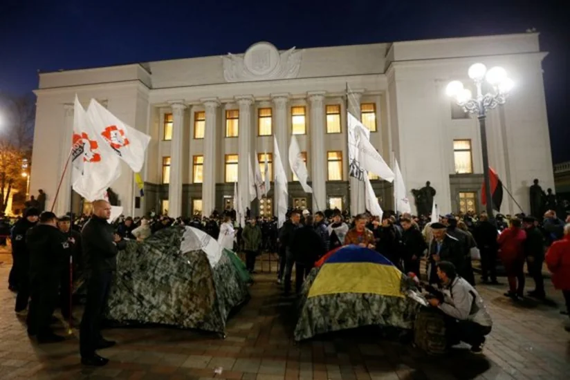 Митингующие разбили палатки у здания Верховной Рады в Киеве