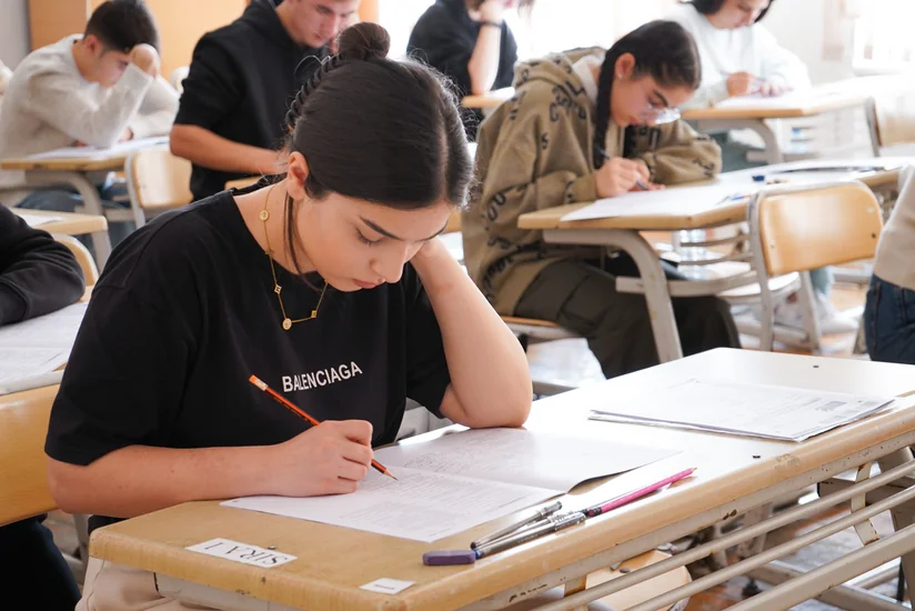 Bu gün 52 mindən çox şagird buraxılış imtahanı verib - YENİLƏNİB