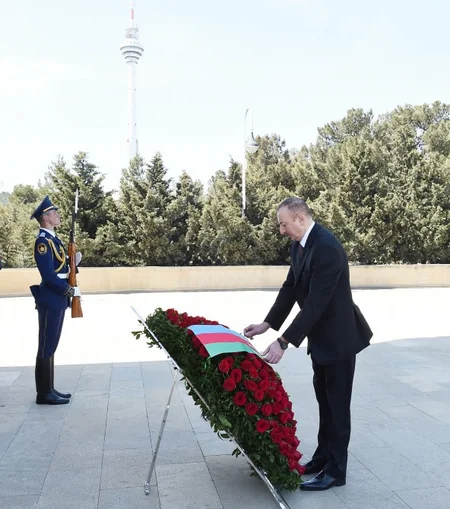 Prezident İlham Əliyev ümummilli lider Heydər Əliyevin məzarını və Şəhidlər xiyabanını ziyarət edib - YENİLƏNİB