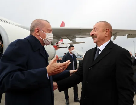 İlham Əliyev Ərdoğanı Füzuli Beynəlxalq Hava Limanında qarşılayıb