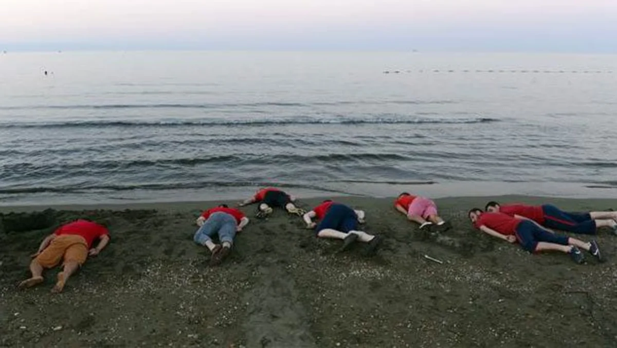 Türkiyəli gənclər üç yaşlı suriyalı mühacirin ölümünə etiraz ediblər - FOTO