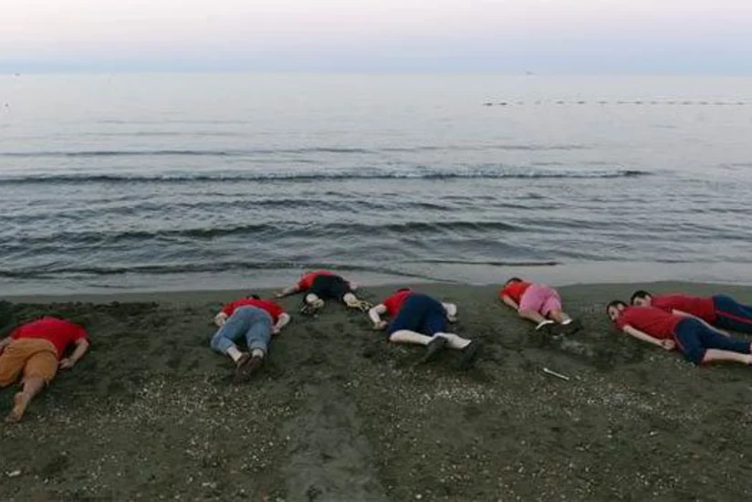 Türkiyəli gənclər üç yaşlı suriyalı mühacirin ölümünə etiraz ediblər - FOTO