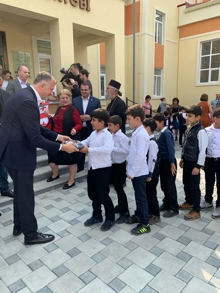 Gürcüstan Azərbaycandakı yeni gürcüdilli məktəbə hədiyyə göndərib