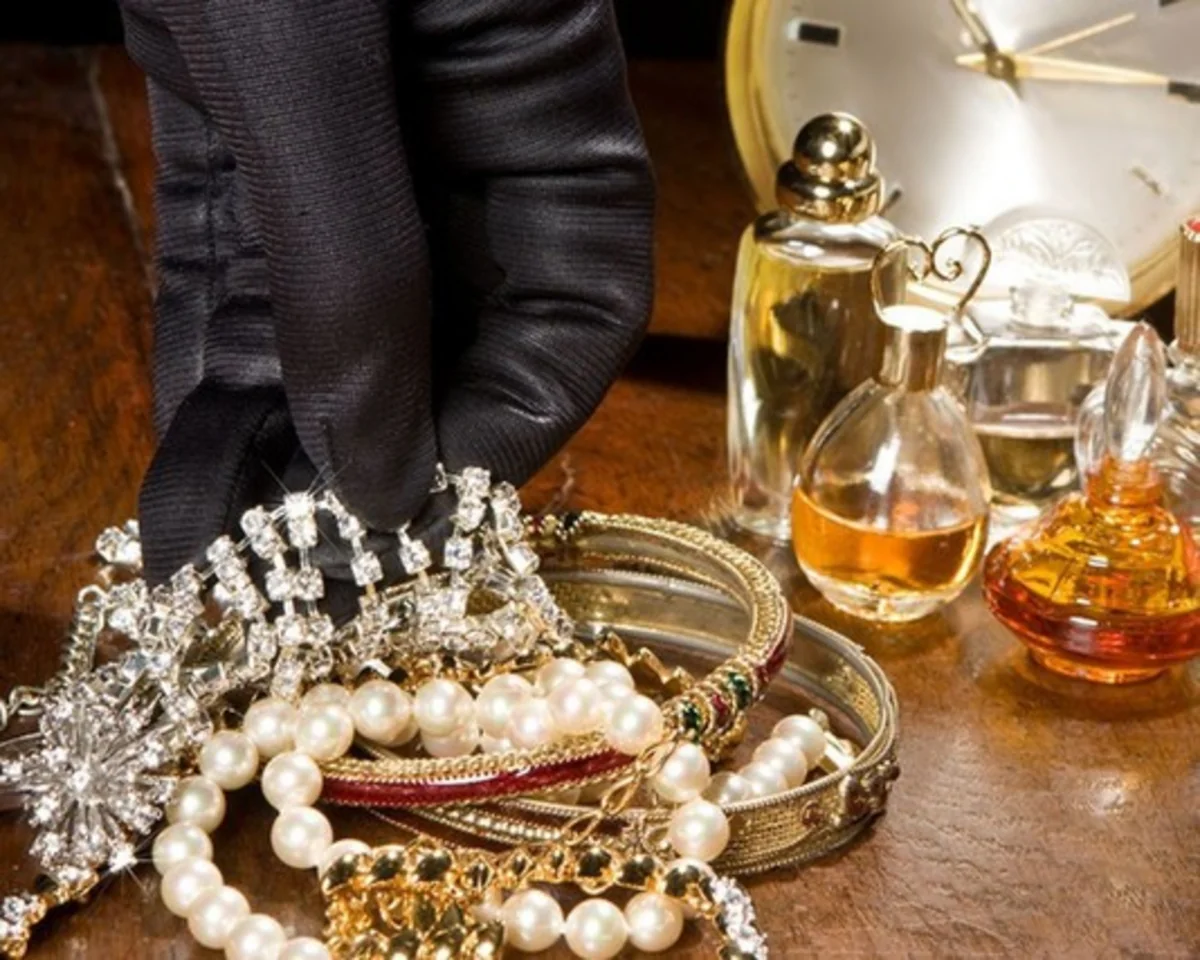 Xətaidə evdən 4 500 manatlıq qızıl aparıldı