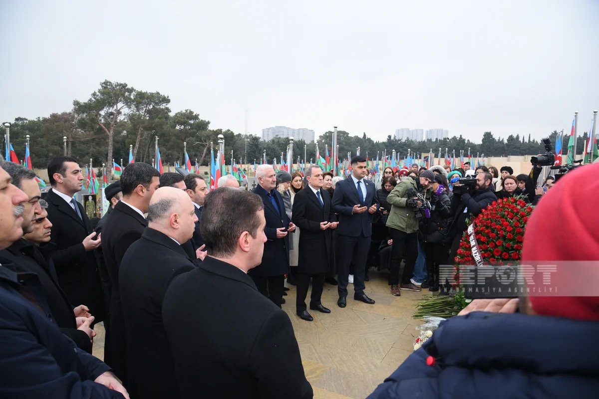 Руководство МИД посетило могилу Орхана Аскерова, погибшего при теракте в посольстве Азербайджана