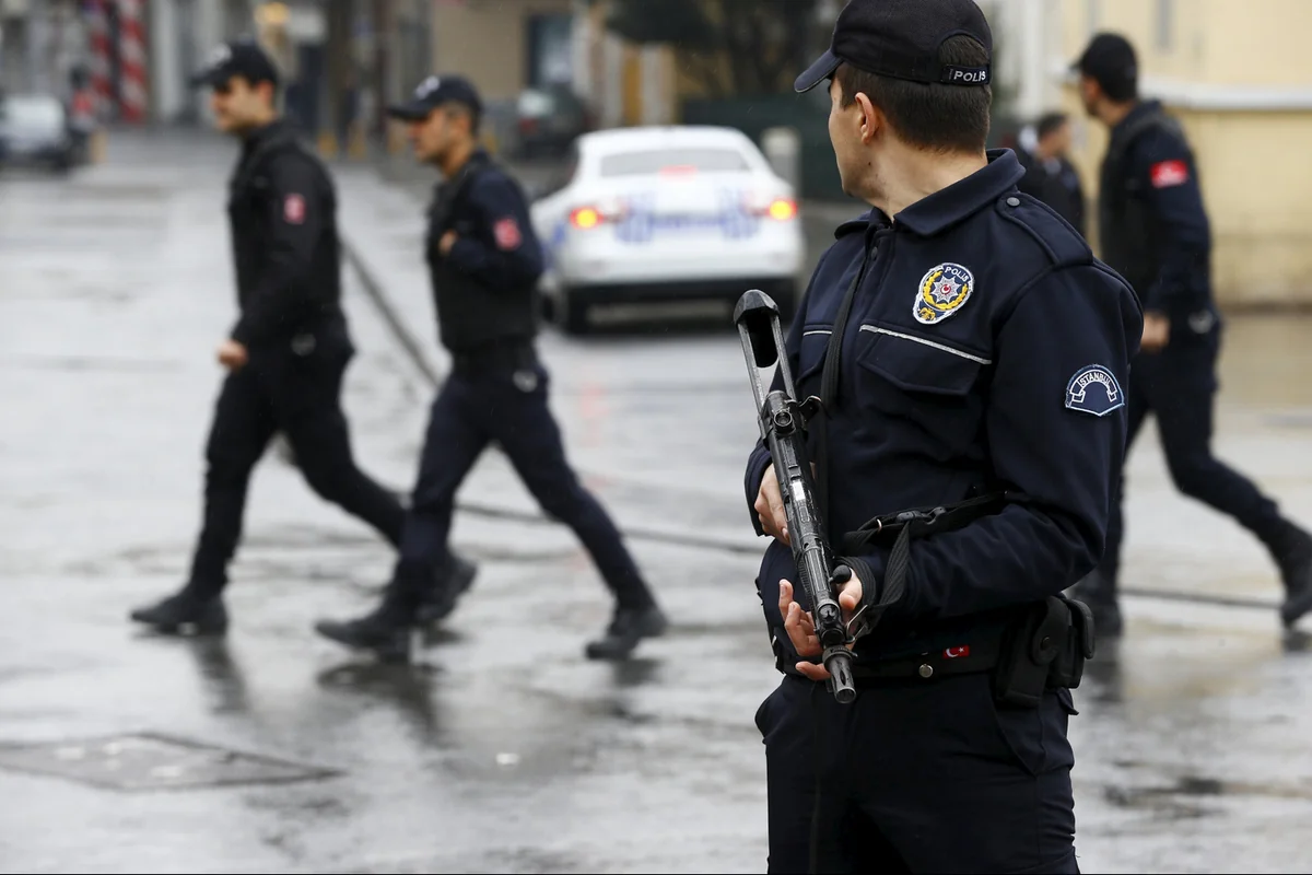Полиция Турции задержала свыше 90 подозреваемых в грабежах и обмане туристов