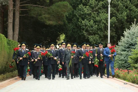 Prokurorluq işçiləri Fəxri və Şəhidlər xiyabanlarını ziyarət ediblər - FOTO