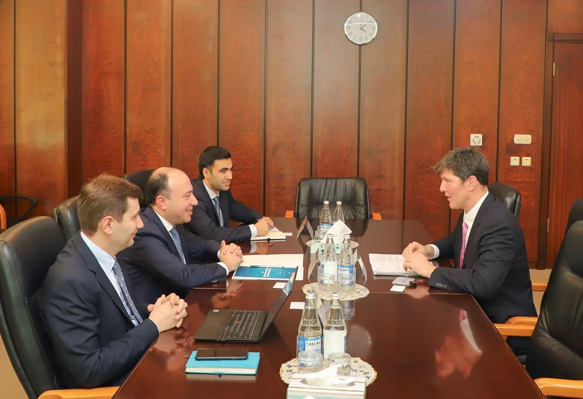 AMB və SWIFT yeni ödəniş həllərinin təqdim edilməsini müzakirə edib