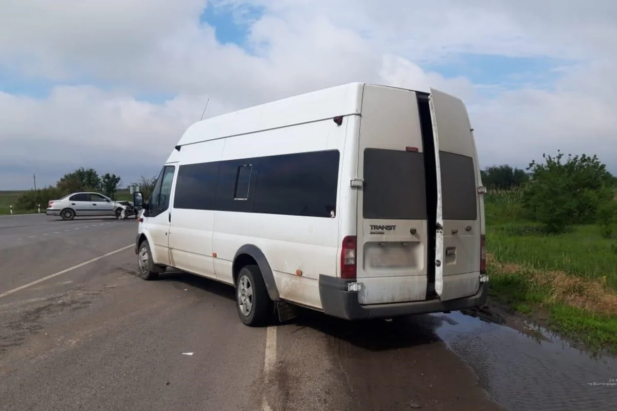 Yevlaxda sərnişin mikroavtobusu traktorla toqquşub, 10-dan çox xəsarət alan var