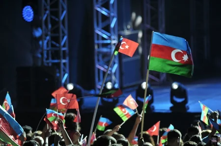 Heydər Əliyev Mərkəzinin parkında Bakının azad edilməsinin 100 illiyi münasibəti ilə konsert olub