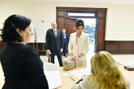 Prezident İlham Əliyev ailə üzvləri ilə birlikdə səs verib - YENİLƏNİB