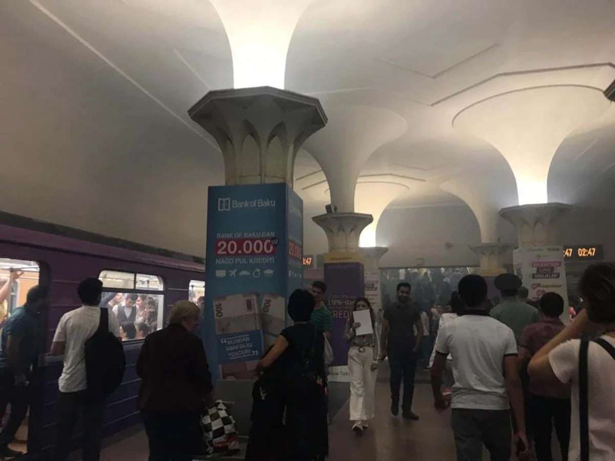 Metronun Gənclik stansiyasında qatarda tüstülənmə olub - FOTO - YENİLƏNİB