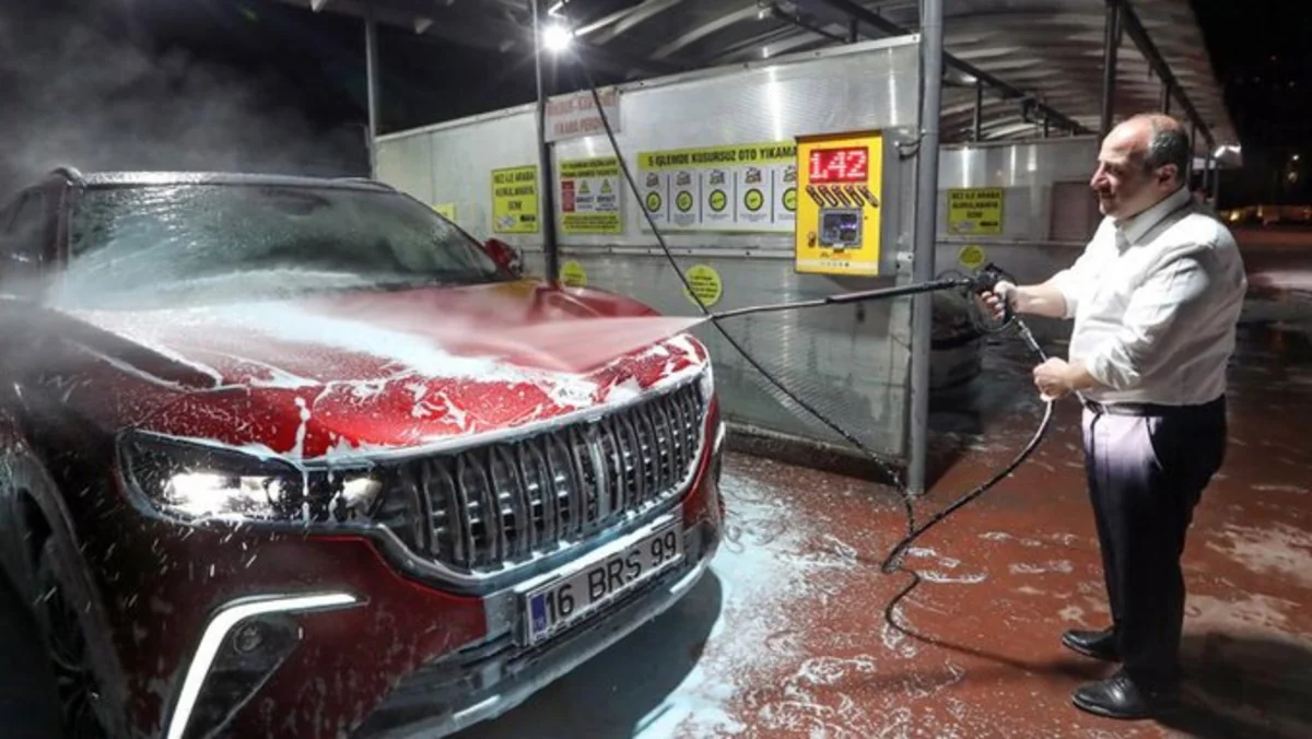 Türkiyə naziri elektromobilini özü yuyub