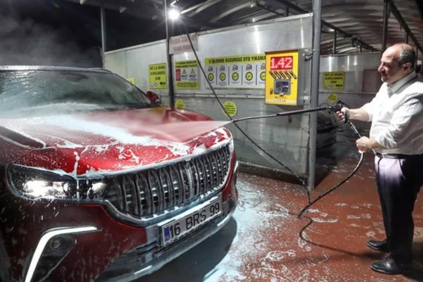 Türkiyə naziri elektromobilini özü yuyub