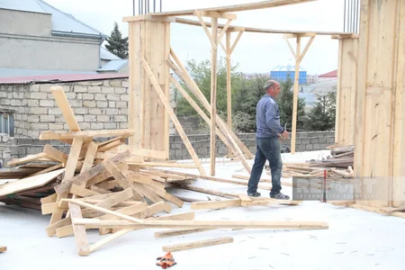 Mehdiabadda yaşayış evlərinin yaxınlığında aşkarlanmış qanunsuz tikili sökülür