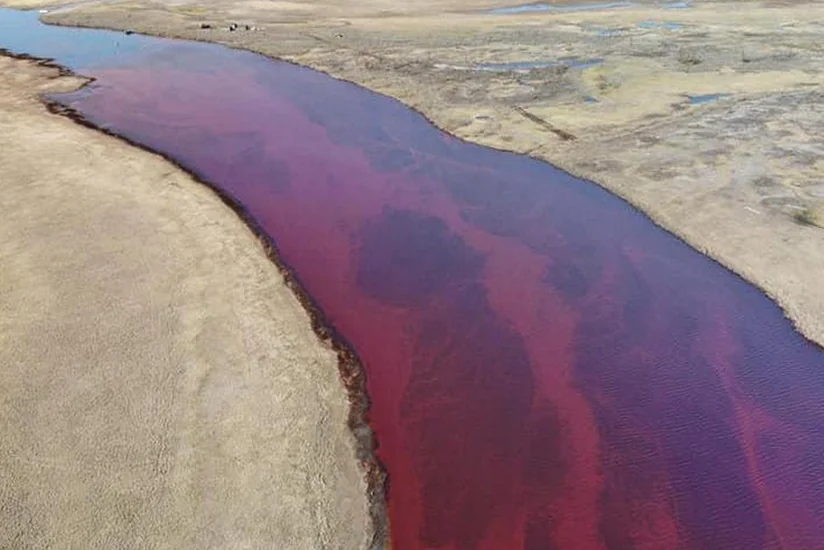 На юге Франции произошла утечка углеводородов в канал