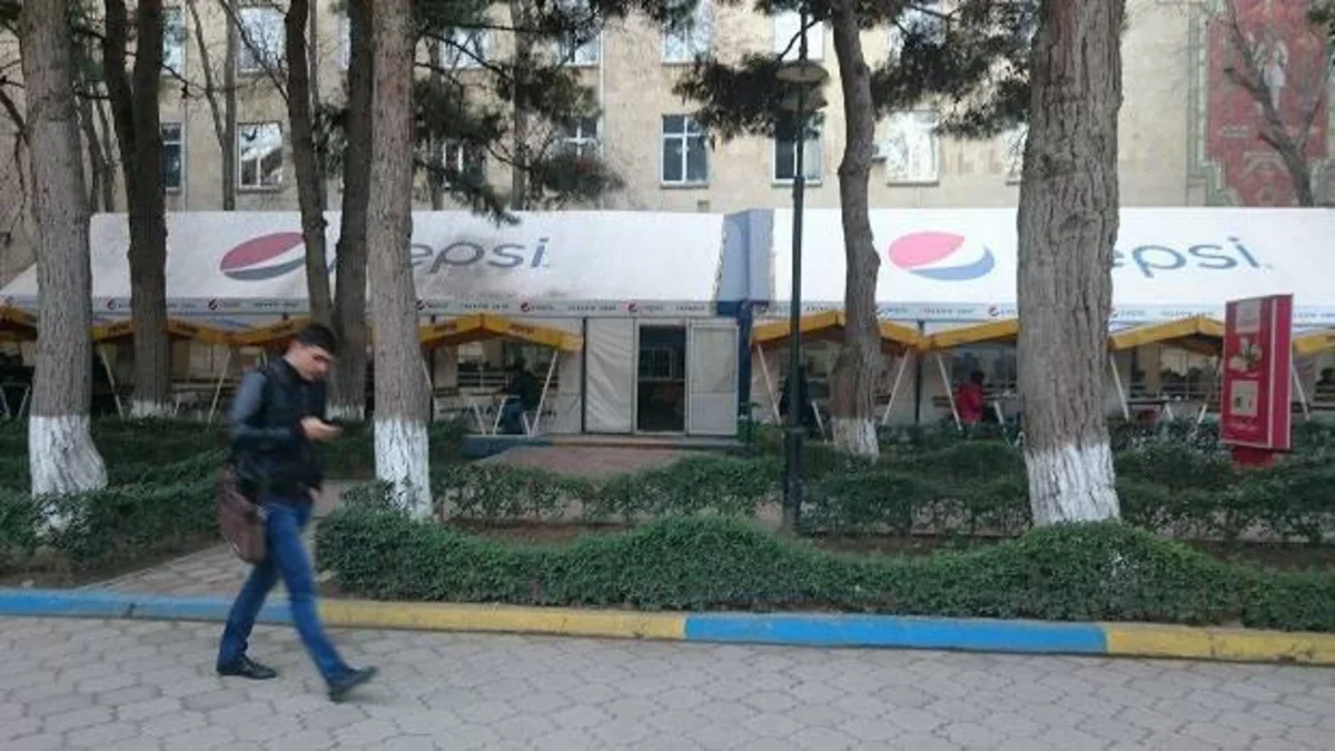 BDU-nun həyətindəki çayxana sökülüb - FOTO